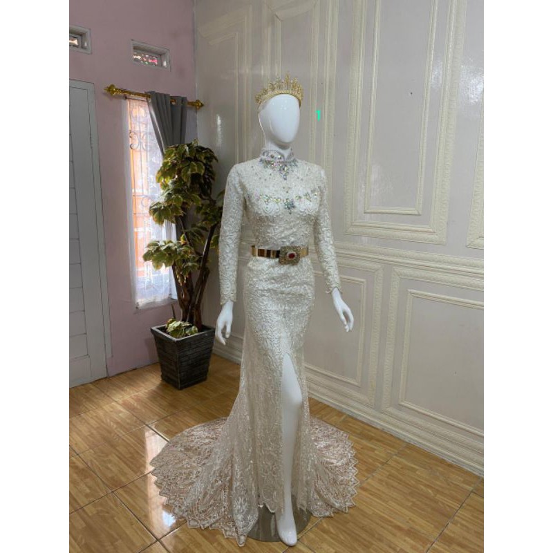 gaun slim belah putih