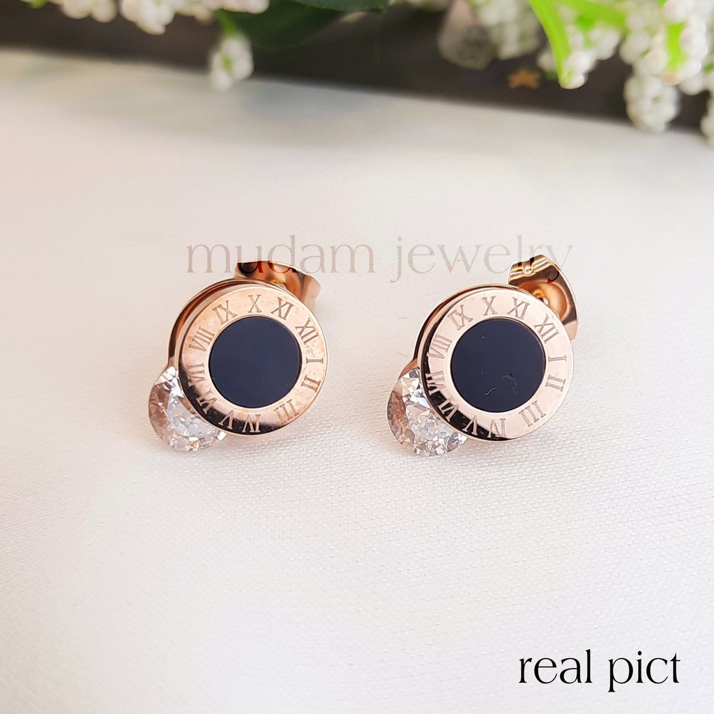 Anting Titanium Stud B&lt;lgr Diamond Huruf Romawi Untuk Wanita Tersedia Warna Rosegold, Gold,  Silver