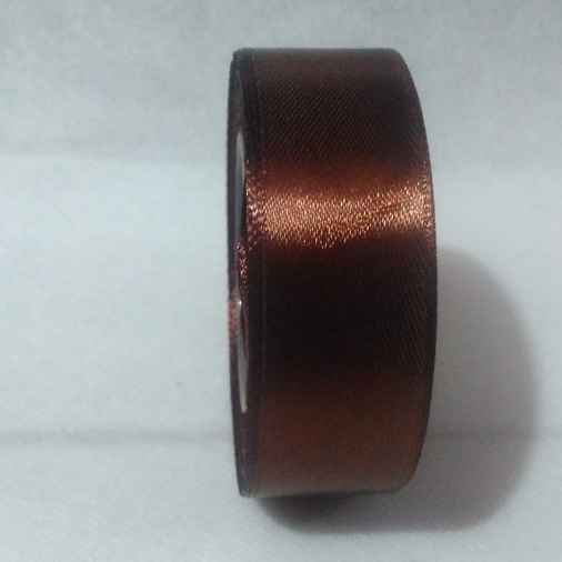 

Pita Satin Coklat Tua Ukuran 1inch/2.5cm Per Roll