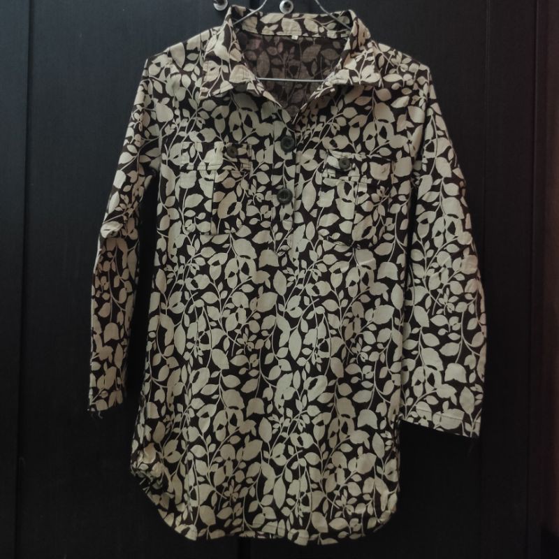 Preloved Kemeja Wanita Motif Daun