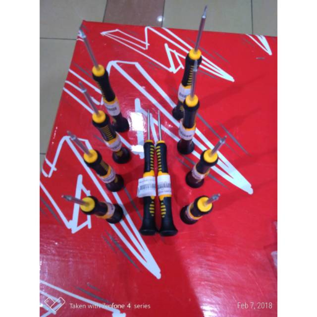 obeng plus obeng plus magnet obeng hp bagus 
obeng plus ada magnet nya di dalam
jadi baut nya nempel