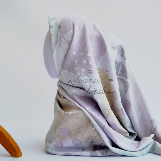 Hijab Segi Empat Square Maxmara Motif Abstrak Baby Pink