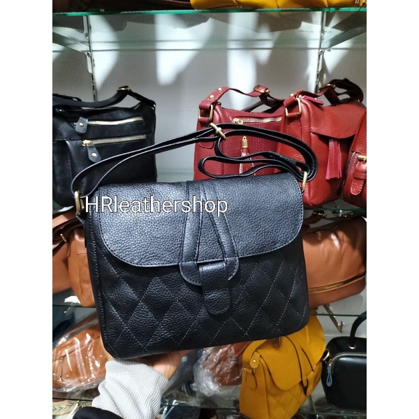 Tas papirut kulit asli Sukaregang Garut warna Hitam