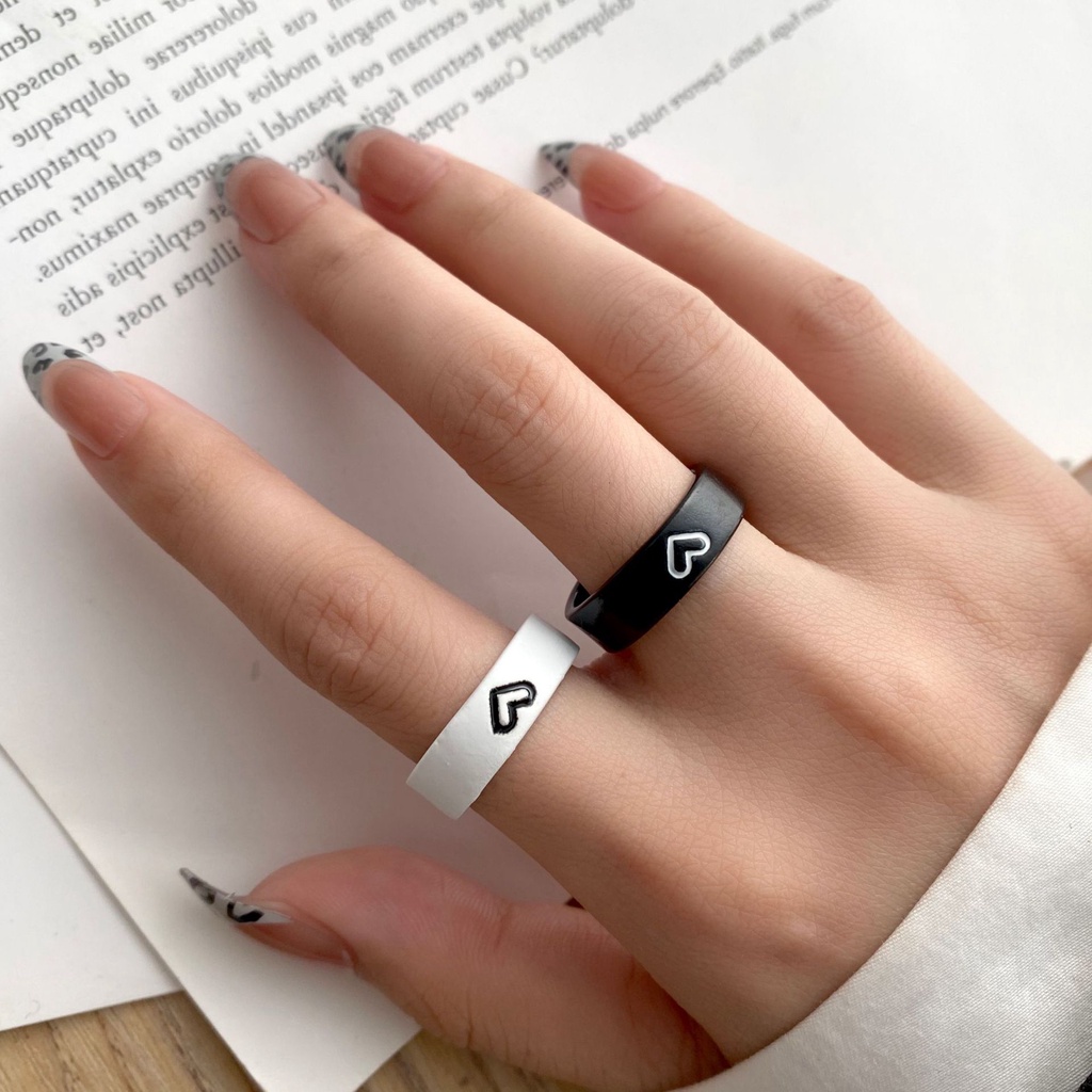 2pcs / Set Cincin Pasangan Gaya Korea Warna Hitam / Putih Untuk Pria / Wanita