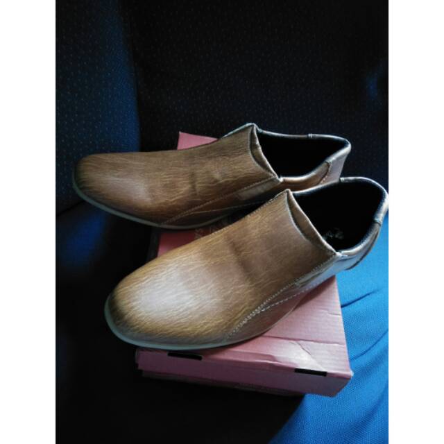 Sepatu casual dr kelvin