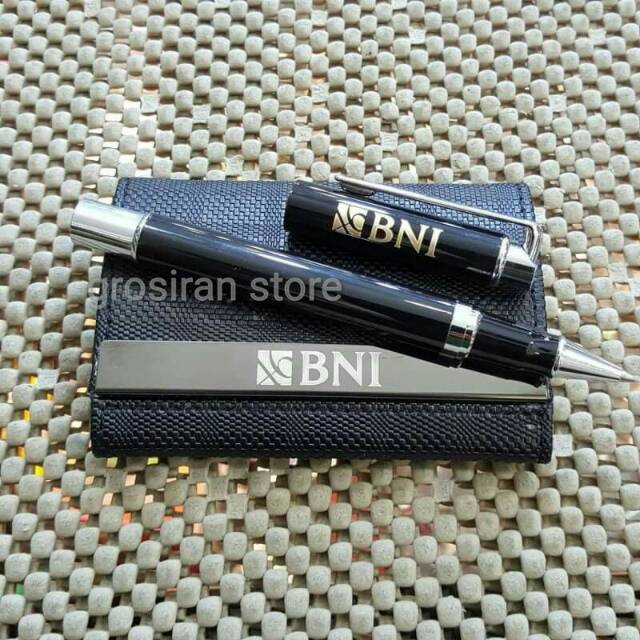 

PULPEN USB BNI CUSTOM LOGO TULISAN NAMA GAMBAR UKIR GRAFIR PERUSAHAAN ALAT TULIS KANTOR