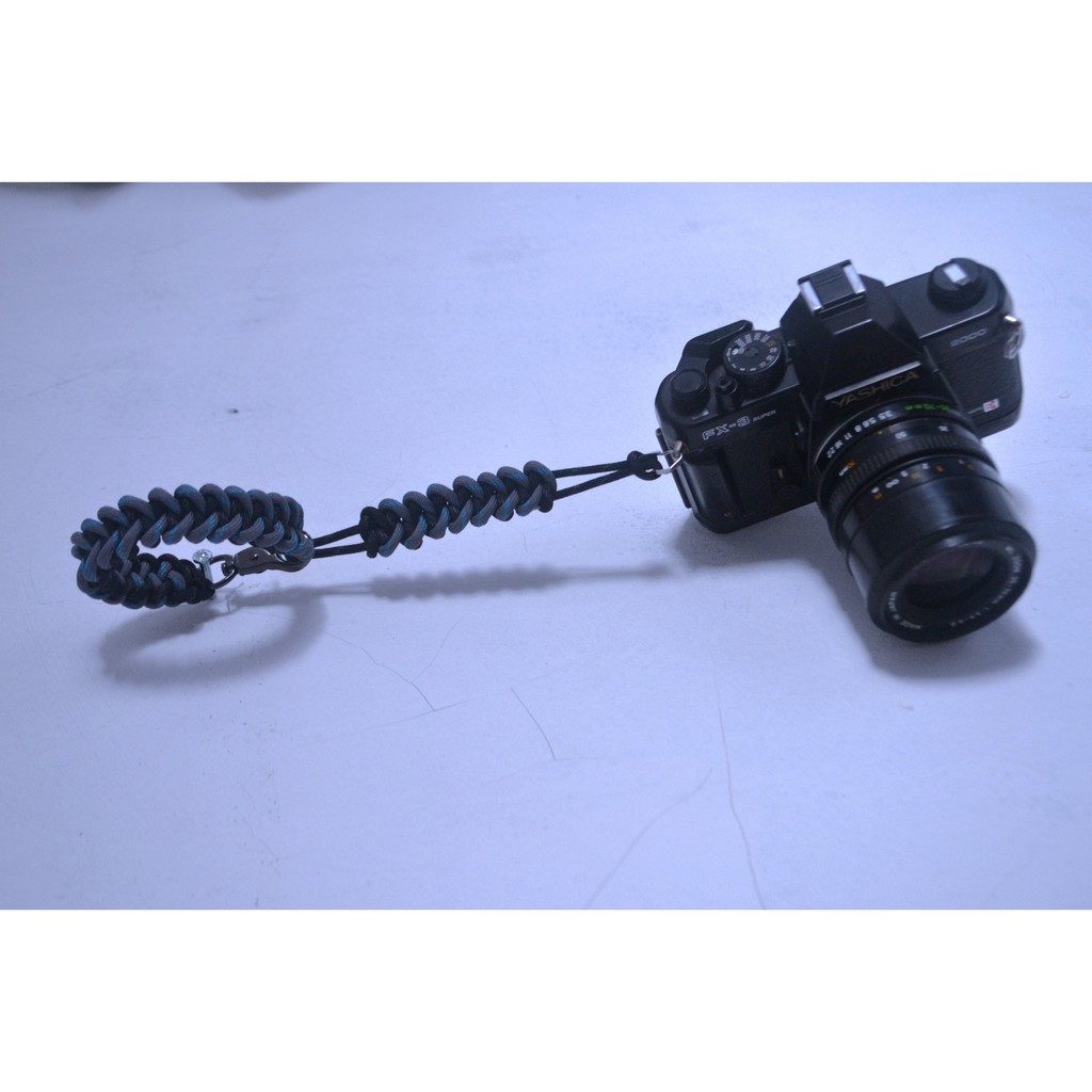 Hand strap kamera hitam abu motif paracord dengan simpul model shark jaw bone knot