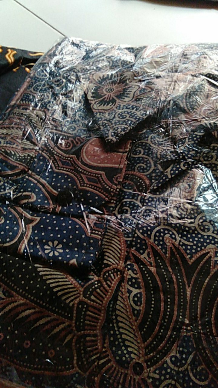 Batik Dianputri  Kemeja Batik Pria Lengan Panjang Motif Parang Bunga 3 Warna