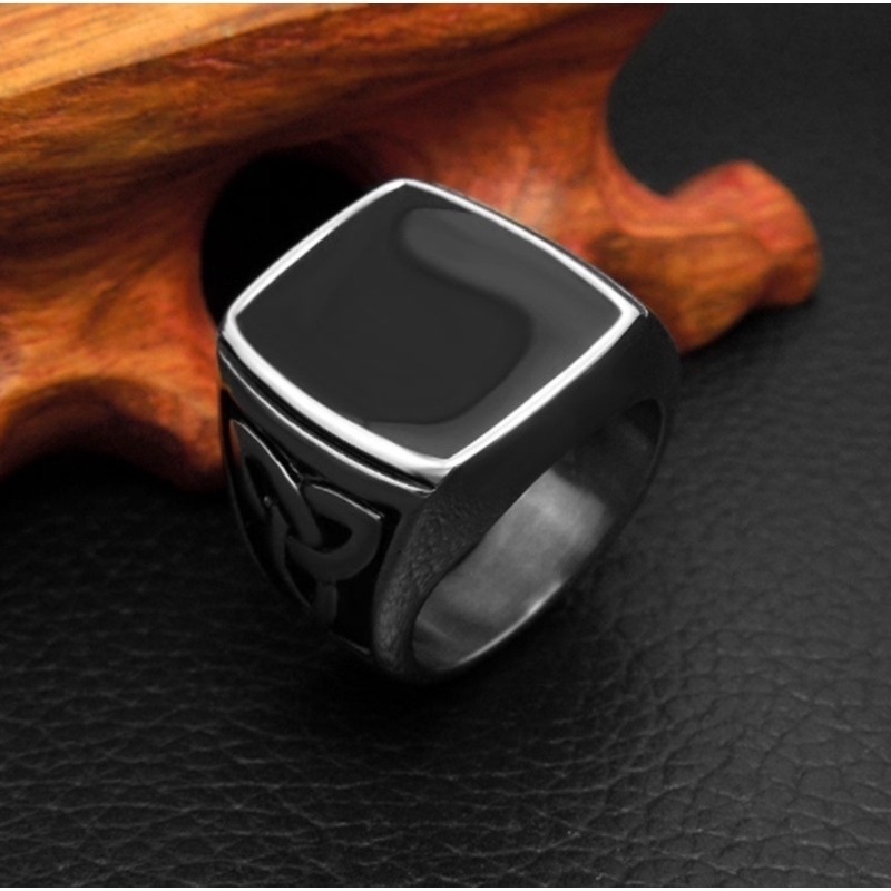 Cincin Batu Persegi Bahan Stainless Steel Warna Hitam Gaya Retro Untuk Pria