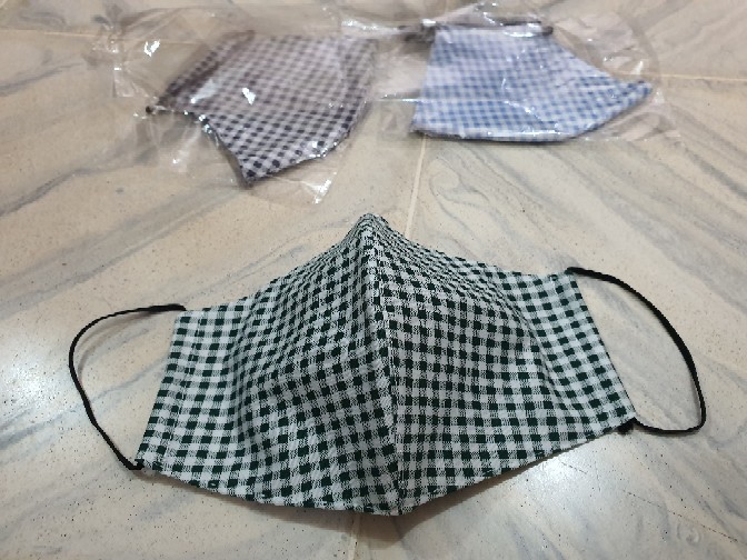 Masker Kain (bisa Selip Tissue) — Bentuk Lancip Motif Kotak-kotak