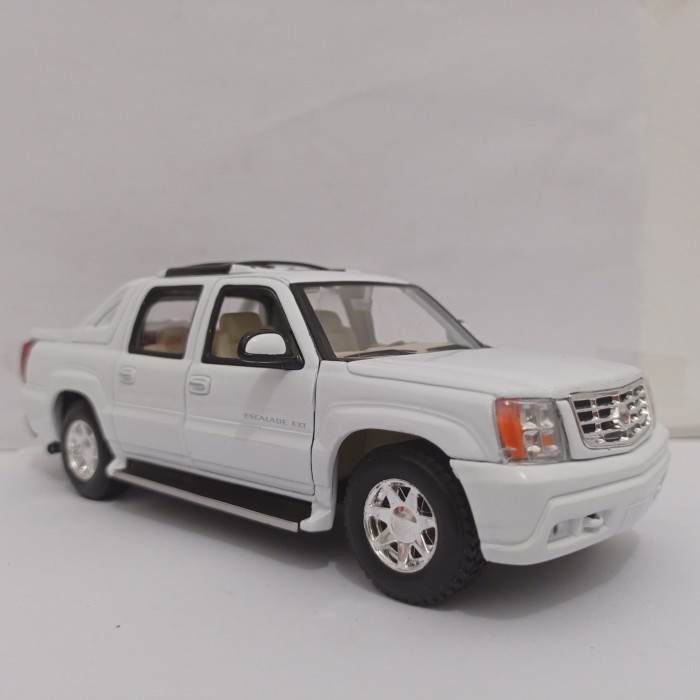 Diecast mobil Cadillac Escalade ext Welly 1:24 mainan anak harga murah