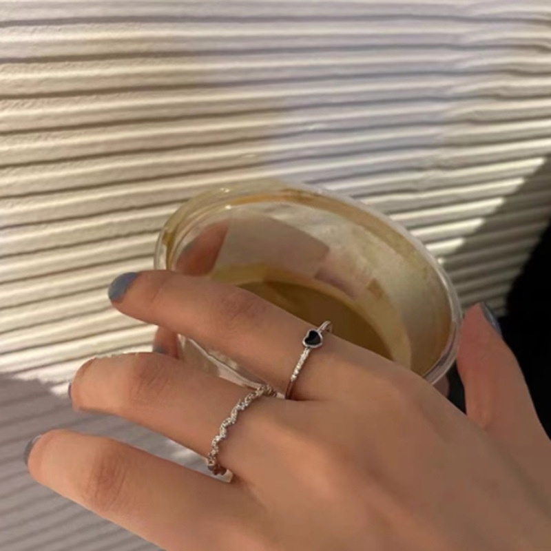 2pcs / set Cincin Berlian Imitasi Bentuk Hati Warna Hitam