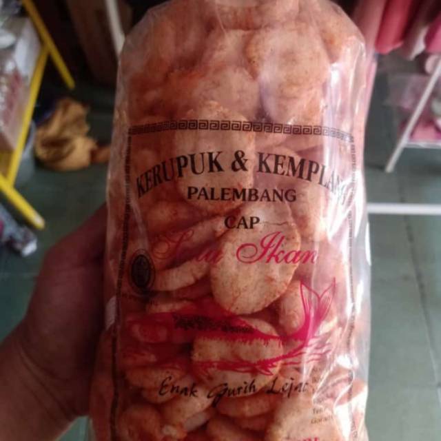 

Kerupuk kemplang pedas