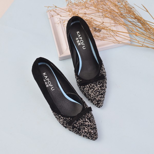 Sepatu heels suede warna hitam dan biru, hak tinggi glitter pita