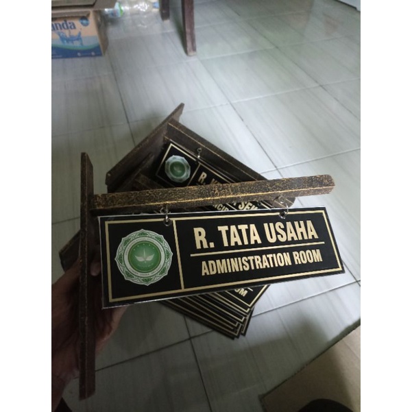 

Termurah!! Papan Ruang Kelas/Identitas Ruangan Ukuran 30x10 Custom Bergaransi!!