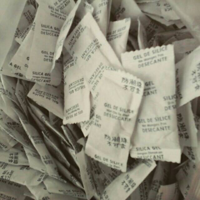 Silica gel blue sachet anti jamur kamera Shopee Indonesia Silica gel blue sachet anti jamur kamera Shopee Indonesia
