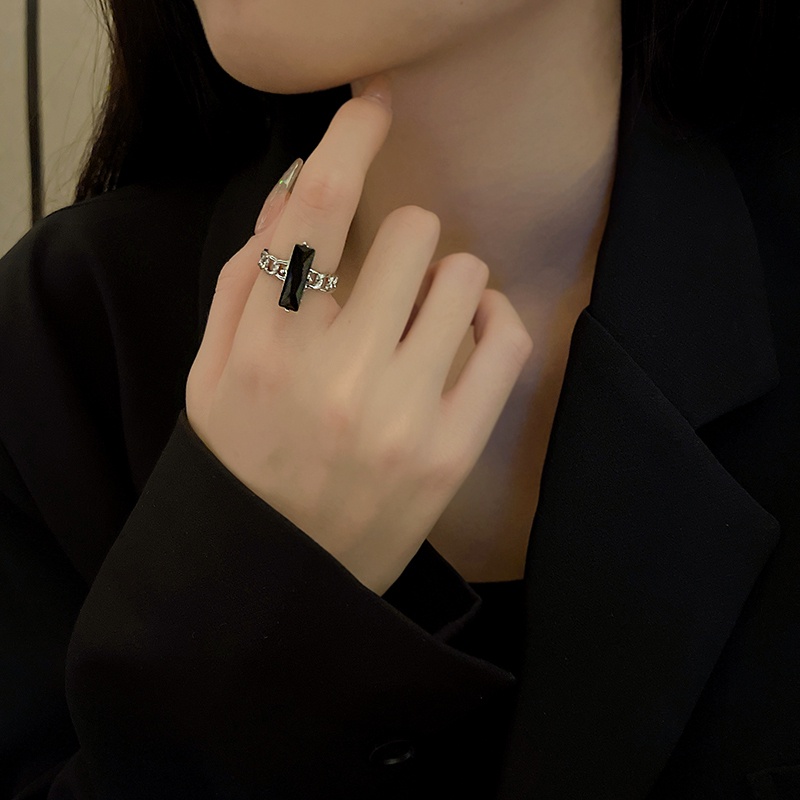 Cincin Rantai Aksen Kristal Warna Hitam Gaya Retro