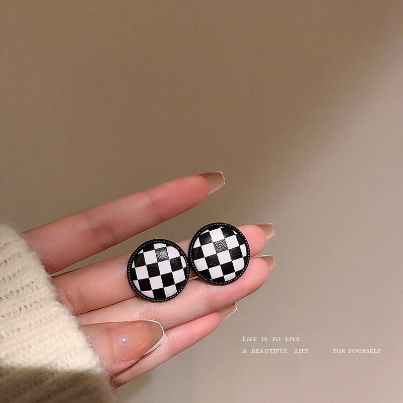 Anting Tusuk Motif Papan Catur Geometri Warna Hitam Putih Untuk Wanita