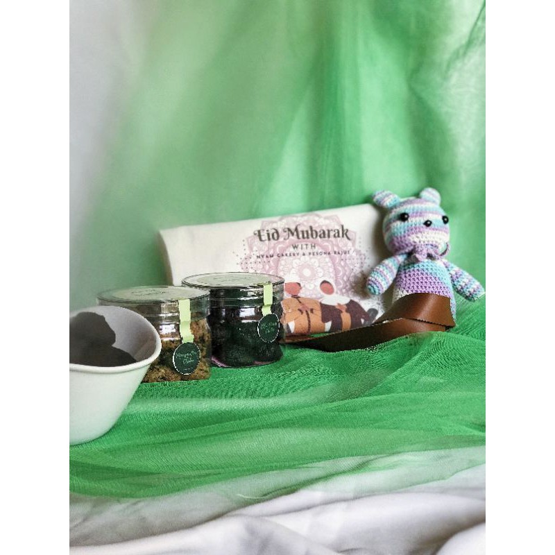 

Premium Hampers TINNY SET Nyam Cakery X Pesona Rajut