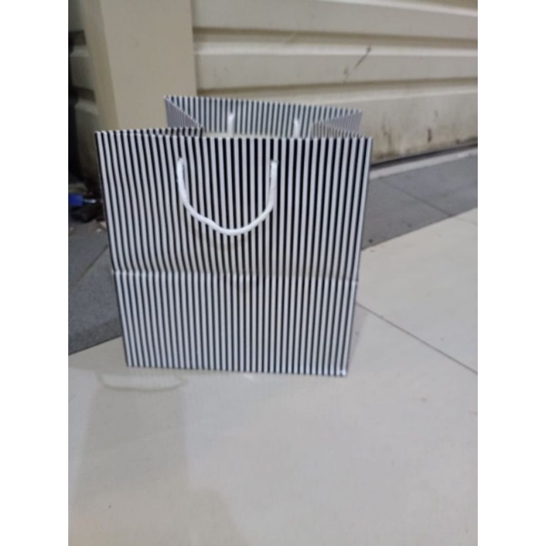 

paper bag buat nasi box 20 garis hitam isi 12 pcs terlaris dan termurah