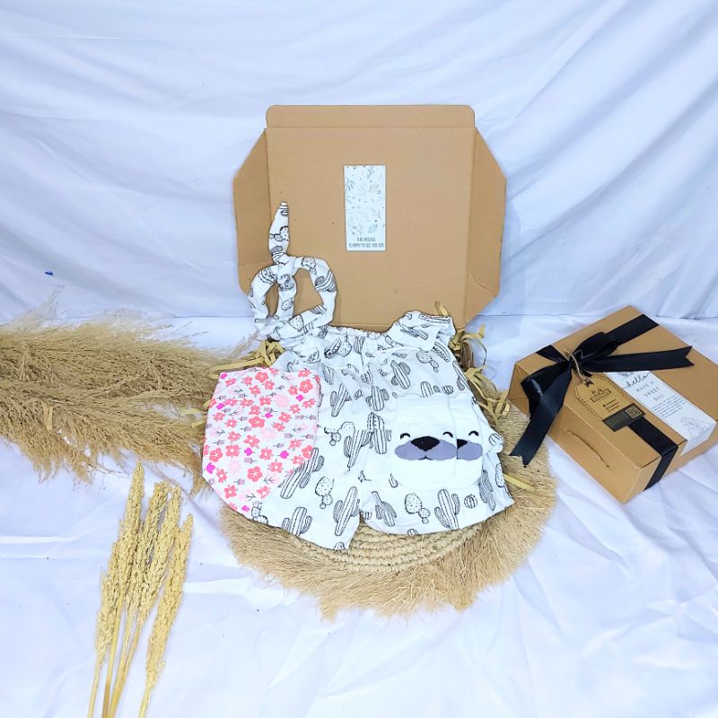 KADO BAYI | HAMPERS BAYI | JUMPER BAYI | JUMPSUIT BAYI | DRESS BAYI PEREMPUAN | BAJU BAYI LAKI LAKI | HAMPERS BAYI NEWBORN | HAMPERS BABY BOY | HAMPERS BABY GIRL | SETELAN ANAK LAKI LAKI | SETELAN ANAK PEREMPUAN | BABY GIFT | PARCEL NEWBORN | KADO LAHIRAN-set white cactus+kk