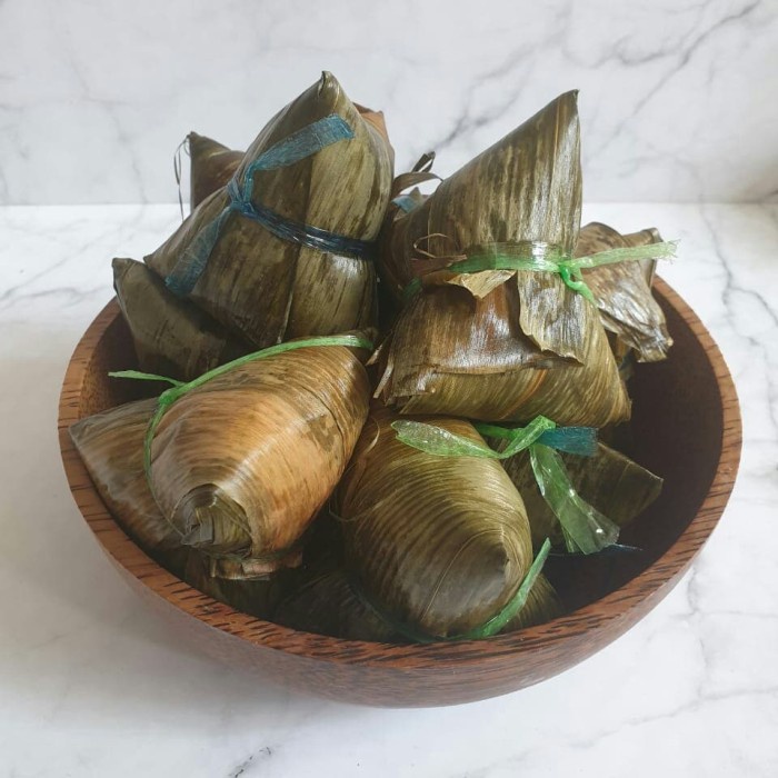 

KETAN-BERAS- BACANG TELOR ASIN JAMUR DAGING BABI AYAM BERAS KETAN BAKCANG TELUR -BERAS-KETAN.