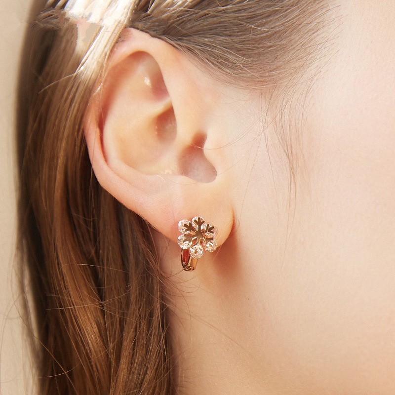 Anting Zircon Desain Snowflake Bahan Stainless Steel Untuk Musim Dingin