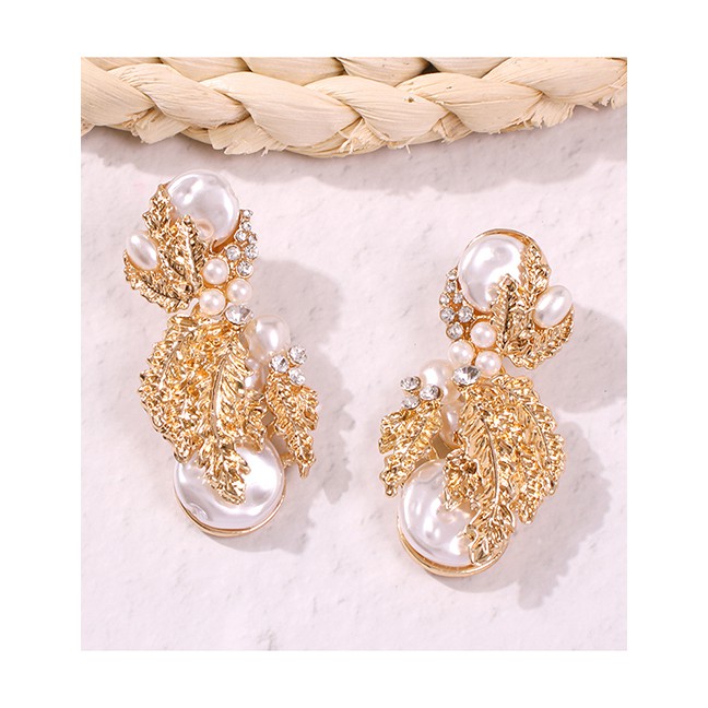 LRC Anting Fashion Gold Alloy Pearl Geometry Earrings F99574