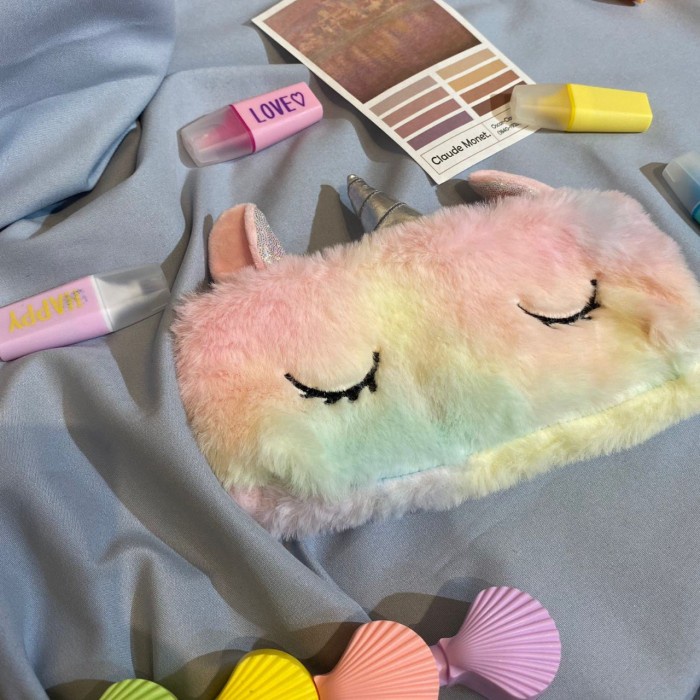 

Gilaa!!! Kotak Pensil Unicorn Bulu Rainbow Model Mata Muka Merem Cute Termurah Hemat