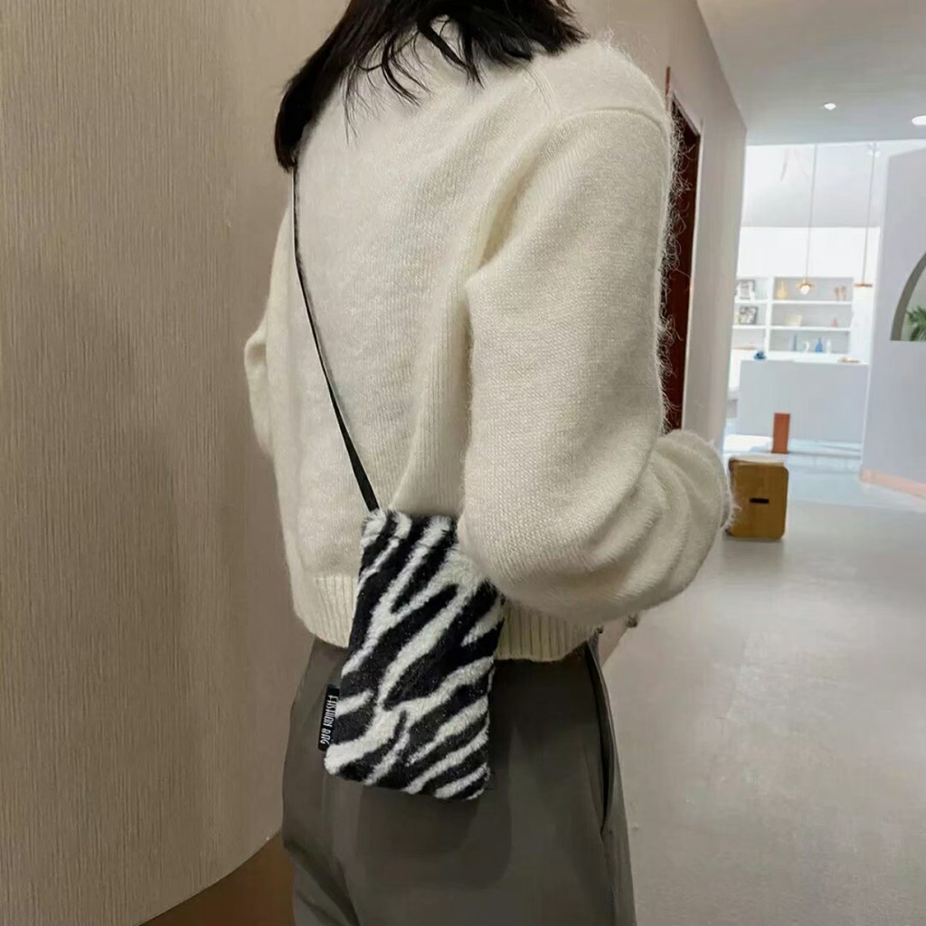 Tas Selempang Mini Bulu Wanita Fashion Sling Bag / Phonecell Bag style Best matrial Bulu / Muat Hp kualtias ok / tas bulu