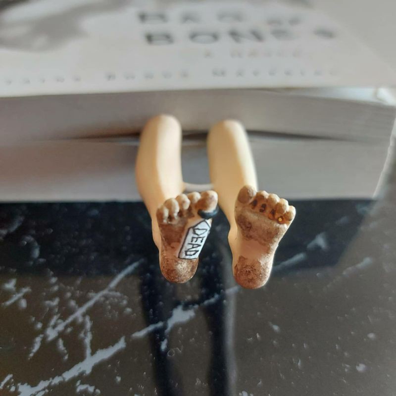 

RESIN BOOKMARK CORPSE / PEMBATAS BUKU RESIN MAYAT