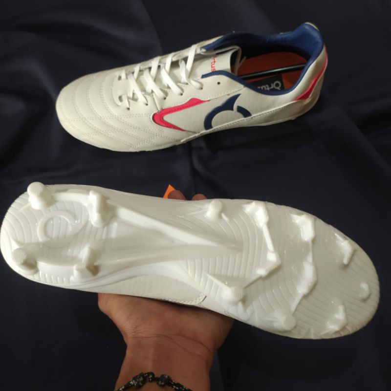 Sepatu Bola Ortuseight Luminare FG White