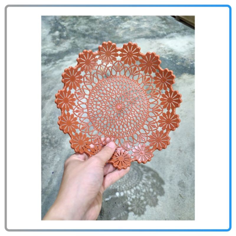 Piring Anyaman Rotan Plastik Coklat Motif Bunga