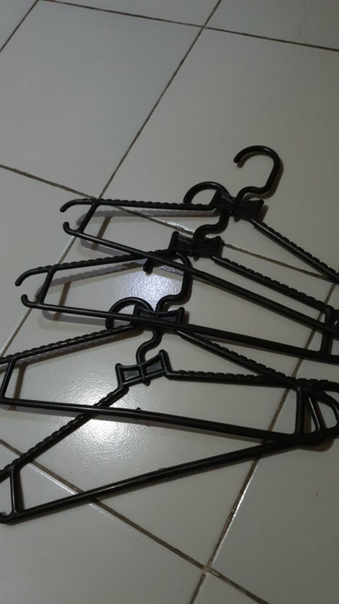 Hanger Laundry Plastik Isi 12pcs/ Gantungan Baju Hitam / Warna /gantungan Baju Dewasa / Hanger Warna