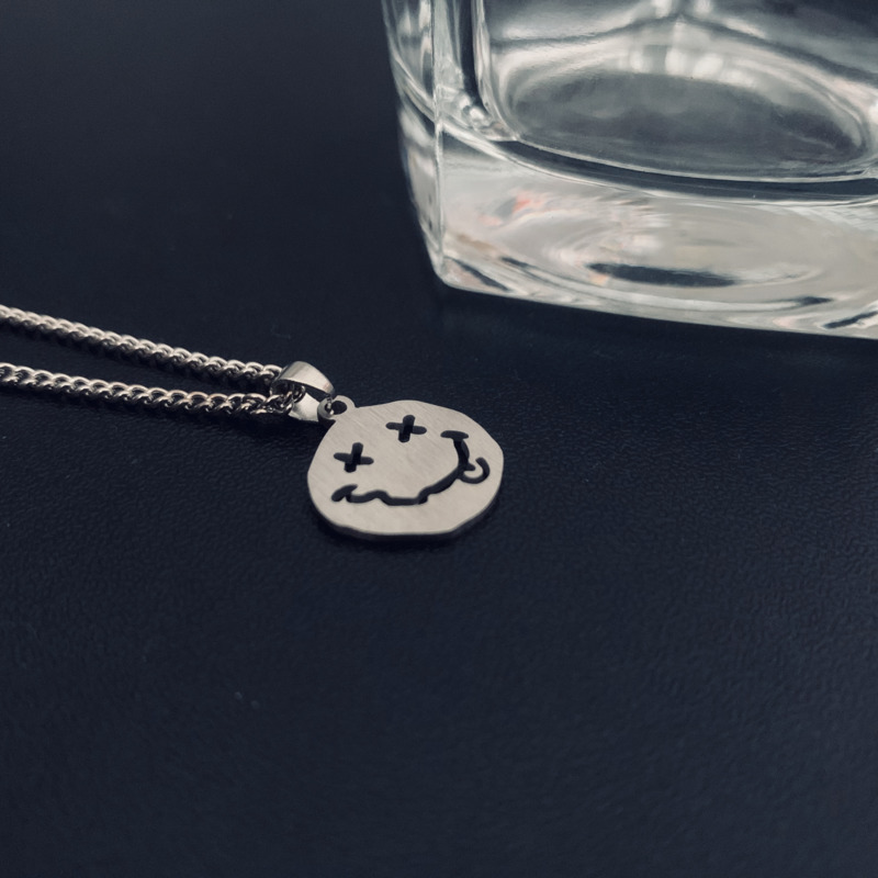 Kalung Rantai Dengan Liontin Smiley Asimetris Bahan Titanium Steel Gaya Retro