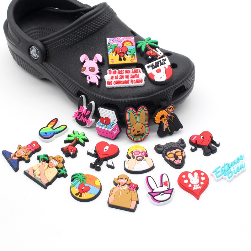 New Crocs Jibbitz wanita charms sandal bad bunny DIY pin Aksesoris pria anak Bahan Untuk Dekorasi Sepatu Hadiah