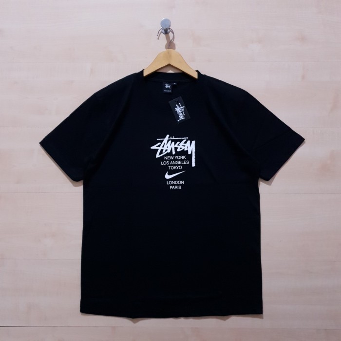 KAOS T SHIRT STUSSY TOUR X NIKE TEE BLACK - M