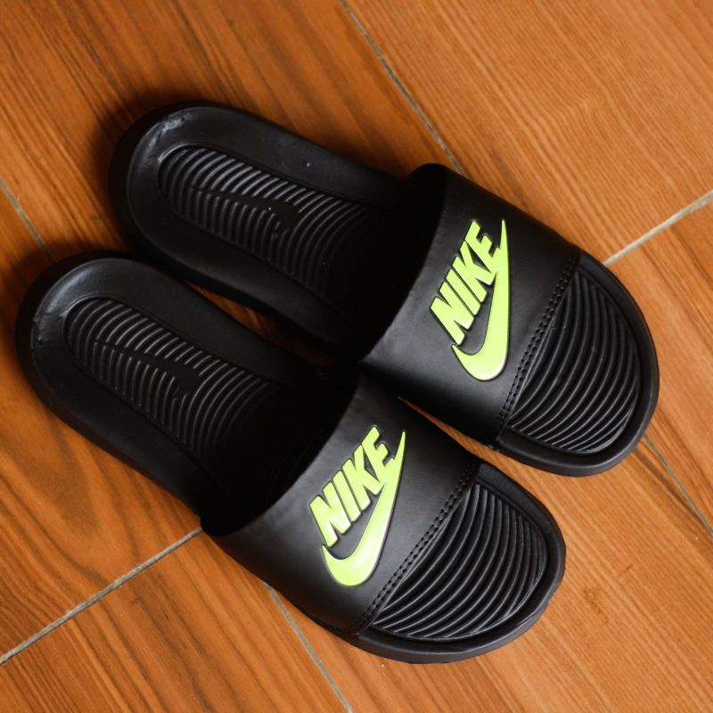 Sandal Selop Casual Pria Nike Victory Black Slide Logo NIKE Hijau Stabilo Original