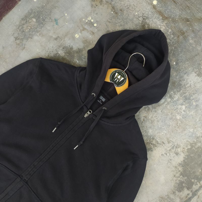 ZH HITAM UNIQLO