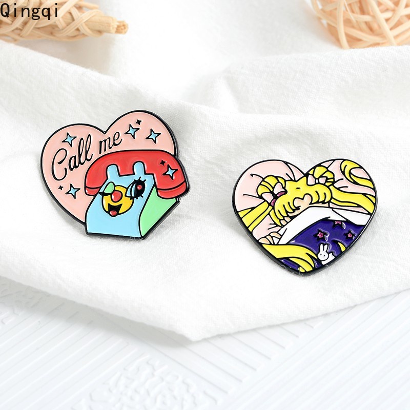 Bros Pin Enamel Desain Kartun Anime Pinky Heart Sleepy Girl Calling Me Bagde Gaya Jepang Untuk Teman