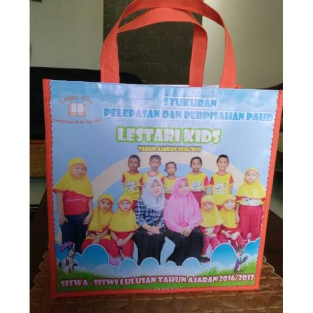 

Tas souvenir pelepasan sekolah