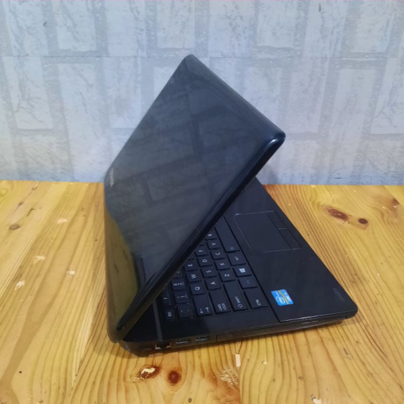 Laptop Toshiba Satelite C40-A intel Cor i3 Ram 4GB HDD 500GB Windows 10 Layar 14 inch Full aplikasi siap pakai