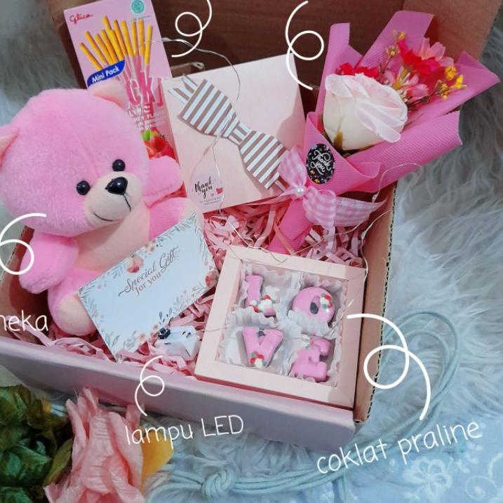 

◊ a1) Kado Ulang Tahun Cewek / Kado buat Pacar / Birthday Gift Box / Hampers Ulang Tahun / Hampers Boneka Ulang Tahun / Kado Boneka Beruang Teddy Bear Buket Bunga Mawar Coklat Praline / Hampers Cewek / Hadiah Anniversary !