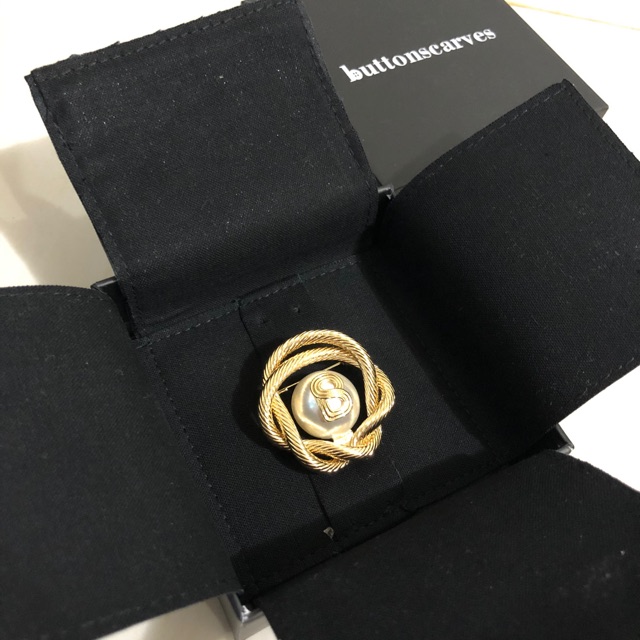 buttonscarves swirled brooch with pearl