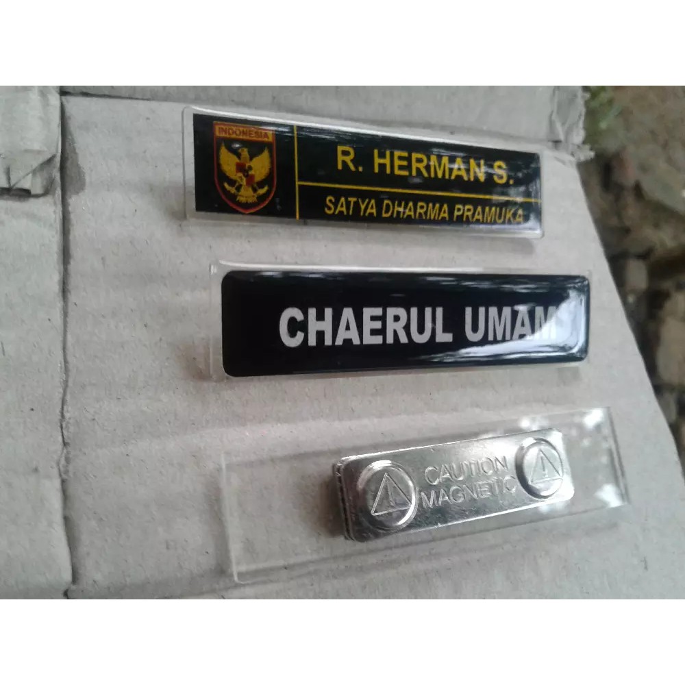 

Name Tage Papan Nama Akrilik Magnet Custom Dengan Lapisan Glass Yang Mewah