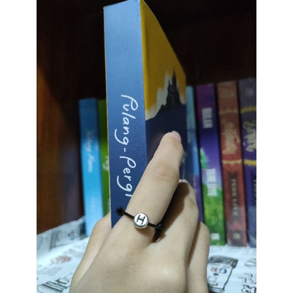 Cincin Huruf Inisial Bulat Silver Huruf Hitam Tali tipis Waterproof