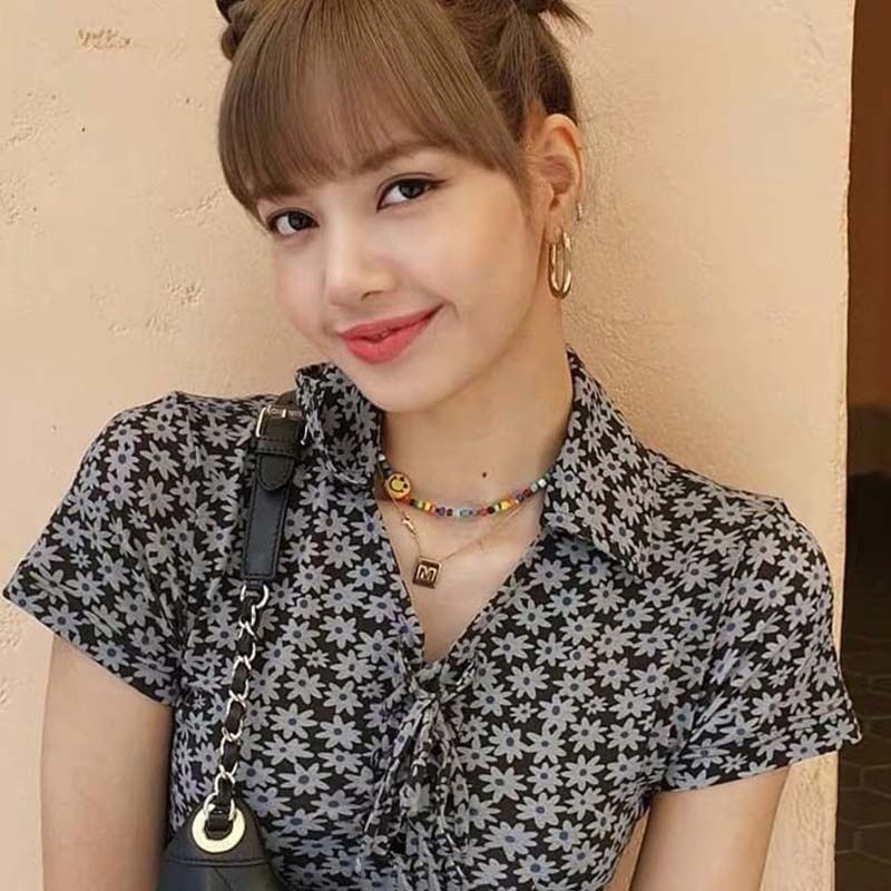 Lisa emas Jenny Jennie Park Caiying gaya yang sama wajah tersenyum warna-warni manik-manik klavikula