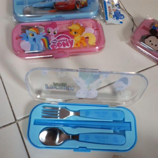 Sendok garpu sumpit set makan karakter kartun doraemon, hello kitty