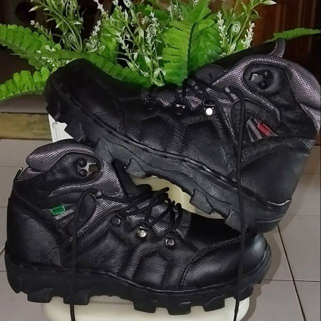 Sepatu safety kickers