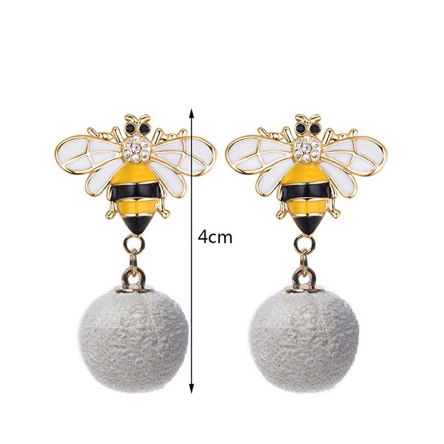 LRC Anting Tusuk Fashion Bee Shape Decorated Earrings